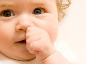 صورة تعبيرية لطفل يمص اصبعه