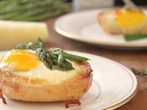 طبق البيض والهليون بالخبز والجبن طبق البيض والهليون بالخبز والجبن