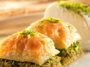 طبق البقلاوة بالفستق طبق البقلاوة بالفستق