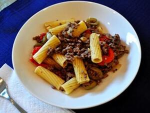 طبق الباستا باللحم والزيتون طبق الباستا باللحم والزيتون
