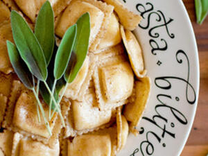 رافيولي بالقرع العسلي وصلصة الزبده رافيولي بالقرع العسلي وصلصة الزبده