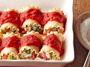 لفائف اللازانيا بالدجاج والصلصة لفائف اللازانيا بالدجاج والصلصة