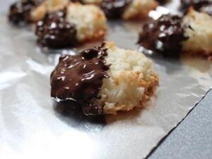 كعكات جوز الهند بالشوكولاته كعكات جوز الهند بالشوكولاته