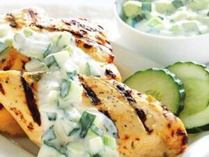 الدجاج المشوي بصلصة لبن الخيار الدجاج المشوي بصلصة لبن الخيار