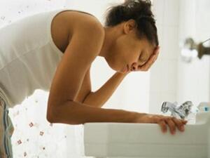 صورة تعبيرية لسيدة تعاني من الغثيان 