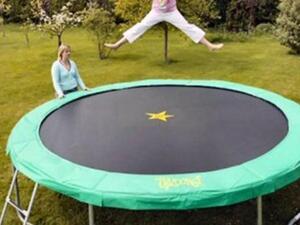 صورة تعبيرية لطفل يلهو على الترامبولين