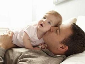 صورة تعبيرية لأب يداعب ابنه