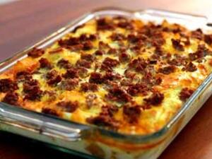 البيض والنقانق بالفرن  البيض والنقانق بالفرن