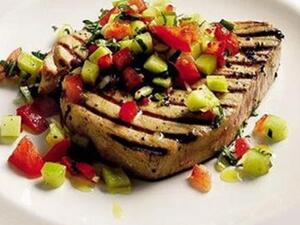 سمك التونا المشوي بالخضار  سمك التونا المشوي بالخضار