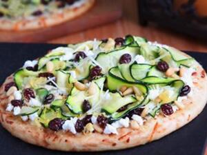 بيتزا الكوسا والزبيب بيتزا الكوسا والزبيب