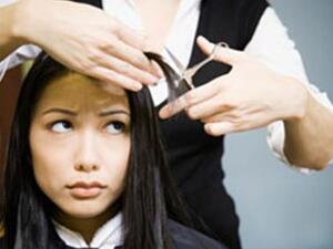 قومي بقص أطراف الشعر بانتظام للتخلص من الاطراف الجافة وزيادة قوته.