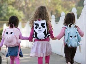 تأكد من الطفل يجمل حقيبة تناسب شكل جسمه وطوله