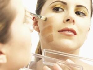 استعملي ماكياجك اليومي لإخفاء المشاكل والتركيز على نقاط الجمال