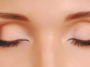 إزالة الماكياج باتجاه طرف العين الخارجي