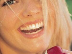 قضم التفاح يساعد على افراز اللعاب الذي يقضي على رائحة الفم والبكتيريا