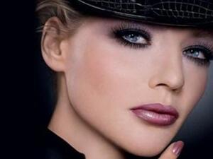 يقول جون غاليانو "نساء ديور لسن خجولات، فهن عصريات وجريئات".