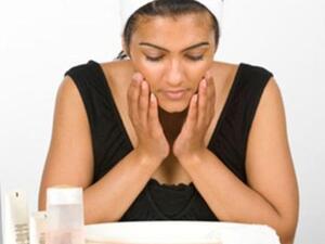 العناية بالبشرة والتقشير المنزلي للتخلص من الخلايا الميتة