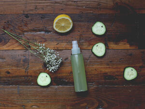 ننصحكِ بتحضير ملطف البشرة بالخيار منزليًّا