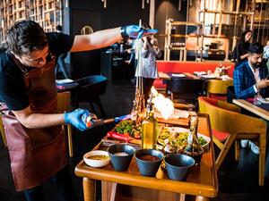 يقدم مطعم لقمة المحلي الشهير باقة استثنائية من الأطباق الإماراتية والخليجية المفضلة لدى الجميع في أجواء عصرية مميزة.