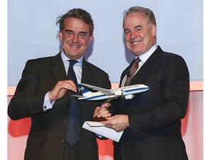 جيمس هوجن، الرئيس والرئيس التنفيذي لمجموعة الاتحاد للطيران، في الصورة إلى اليمين، مع ألكساندر دو جونياك، المدير العام والرئيس التنفيذي للاتحاد الدولي للنقل الجوي، في الندوة العالمية للشحن الجوي المنعقدة في أبوظبي اليوم