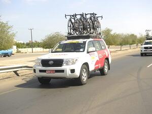 توفر Ooredoo 10 مركبات تحمل علامتها التجارية لمساعدة المتسابقين في نقل دراجاتهم من منطقة لأخرى أثناء السباق الذي يستمر على مدار خمسة أيام.