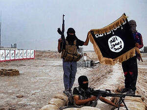 Daesh fighters in Iraq display their flag. (AFP/File) Daesh fighters in Iraq display their flag. (AFP/File)