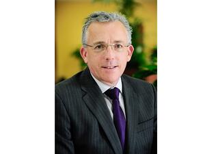 إيان ماثيوز , نائب مدير الجامعة للشؤون الإدارية والمالية