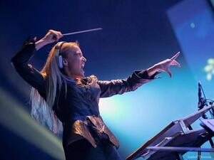 ايزابيل نوماس من أوركسترا قطر الفلهارمونية.