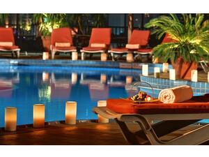 يتربع هذا الفندق في موقع فندق سميراميس التاريخي المشهور ليقدم لضيوفه أجواء من الفخامة العصرية على نهر النيل.