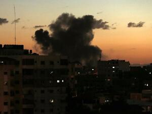 A picture taken on on October 27, 2018 shows smoke rising following an Israeli air strike in Gaza City. (MAHMUD HAMS / AFP)