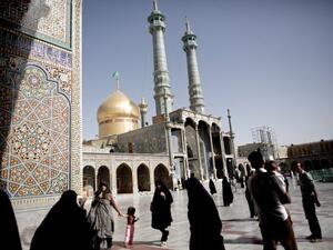 طالب النشطاء بإعادة النظر في القرار المدمر بالانخراط مع نظام الاسد الغارق في دماء السوريين