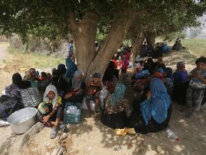 Displaced Iraqis, who fled the al-Falahat village west of Fallujah due to fighting between Iraqi government forces and Daesh, wait to receive food and aid at the village of al-Azraqiyah, on June 4, 2016. (AFP/Ahmad al-Rubaye)