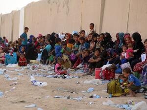 Displaced Iraqi families from Hawijah rest some 25 kilometres from the northern city of Kirkuk after fleeing their homes due to ongoing fighting between government forces and Islamic State (IS) group jihadists on September 27, 2016. (AFP/Marwan Ibrahim)