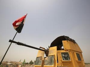 A member of the Iraqi government forces monitors the front line near the village of al-Azraqiyah, northwest of the city of Fallujah, on June 5, 2016, during an operation to retake the area from Daesh. (AFP/Ahmad al-Rubaye)