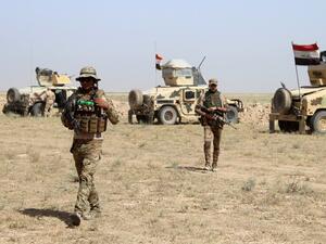 Iraqi soldiers re-group on the front line against Islamic State (IS) group jihadists near Fallujah, in Iraq's Anbar province, on May 3, 2016. (AFP/Moadh al-Dulaimi)