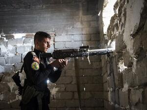 A soldier from the Iraqi Special Forces 2nd division fire his weapon as forces engage Daesh fighters pushing through the eastern Samah area and into the Arbagiah neighbourhood of Mosul on November 11, 2016. (AFP/Odd Andersen)