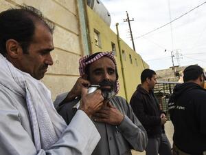 An Iraqi man gets his beard trimmed as civilians take a shelter inside a mosque in the village of Gogjali, as clashes go on between Iraq army forces and Daesh to retake Mosul, on November 2, 2016. (AFP/Bulent Kilic)