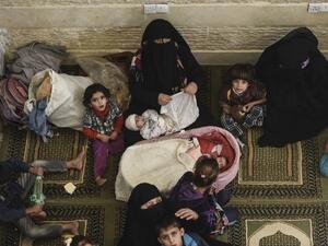 Iraqi women take shelter with children in the village of Gogjali, as clashes go on between Iraqi army forces and Daesh to retake Mosul, on November 2, 2016. (AFP/Bulent Kilic)