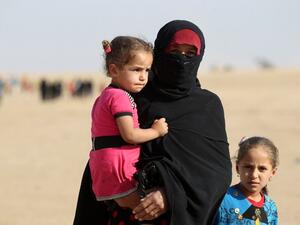 Displaced Iraqis from the Bajwaniyah village, about 30 kms south of Mosul, who fled fighting in the Mosul area approach security forces on October 18, 2016 after they liberated the village from Islamic State (IS) group jihadists. (AFP/Ahmad al-Rubaye)
