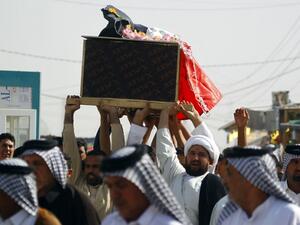 Iraqis carry a coffin during the funeral of members from the Iraqi government forces and Shia fighters from the Popular Mobilization units, who were killed in battles against Daesh, on August 25, 2016. (AFP/Haidar Hamdani)