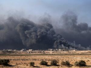 Smoke rises from burning oil wells in Qayyarah, south of Mosul, on November 4, 2016, during operation by Iraqi forces to retake the main hub city from Daesh. (AFP/Ahmad Mousa)