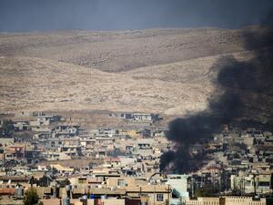 A plume of smoke is seen in Bashiqa on November 8, 2016, as the Iraqi Kurdish forces pushed deeper into the town during street battles against Daesh. (AFP/Odd Andersen)