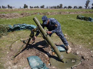 A member of the Iraqi forces adjusts a mortar on the edge of western Mosul, 4 April 2017. (AFP/Ahmad Gharabli)