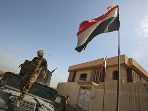 An Iraqi soldier steps off a vehicle in west Mosul, May 10 2017. (AFP/Ahmad al-Rubaye) 
