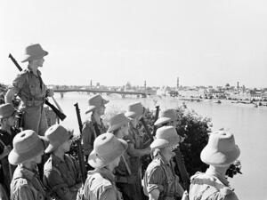 British troops look at Baghdad in 1941 (Wikimedia)
