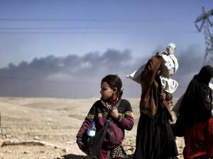 Civilians flee Mosul fighting as Iraq forces battle Daesh. (AFP)