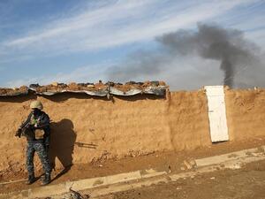 A member of the Iraqi pro-government forces stands in a street as they advance in Mosul's southeastern Sumer neighbourhood on December 29, 2016. (AFP/Ahman Al-Rubaye)