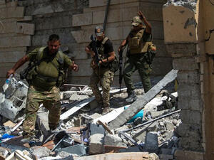 Iraq's elite Rapid Response Division patrol a medical complex in Al-Shifaa neighbourhood, on the west bank of Mosul, on July 1, 2017. (AFP/ Fadel Senna)