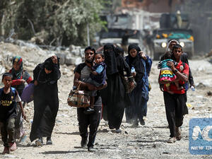 Displaced Iraqis evacuate from western Mosul's al-Islah al-Zaraye neighbourhood on May 13, 2017 during the government forces' military offensive to retake the area from Daesh. (AFP)