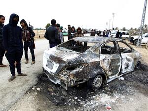 Iraqi security forces and locals gather at the site of an attack on a police checkpoint, near the town of Qadisiyah, 40km south of the Iraqi holy Shia city of Najaf on January 1, 2017. (AFP/Haidar Hamdani)